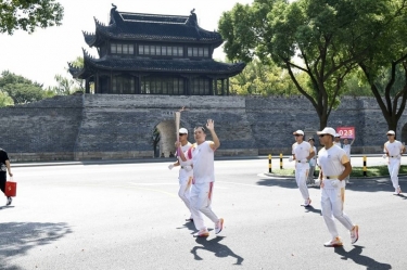 笑臉與熱情刷屏！這名火炬手是景興人！